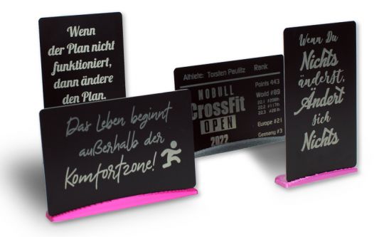 Visitenkarte aus Metall (Aluimium) in schwarz-matt mit Lasergravur
