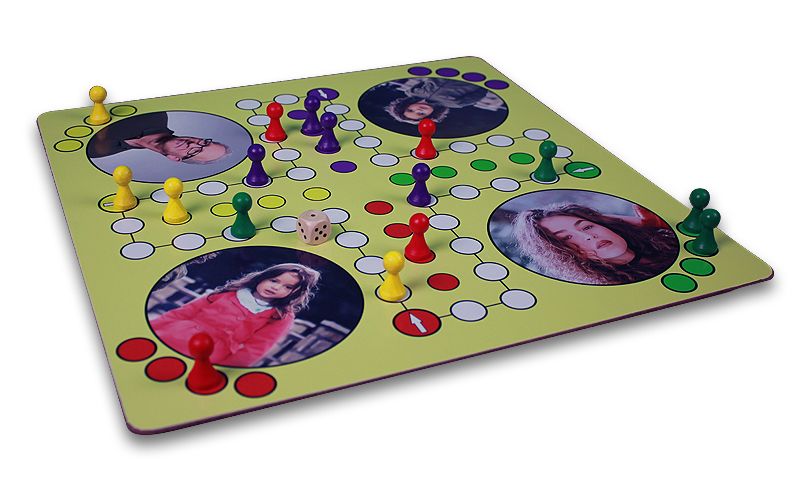 Spielbrett mit farbigen Spielfiguren und Würfel zum selber gestalten