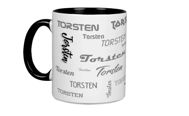 Schwarze Tasse mit Ihren Namen in verschiedenen Schriften