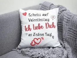 Kissen mit Spruch „Schei auf Valentinstag, ich liebe dich an jedem Tag!